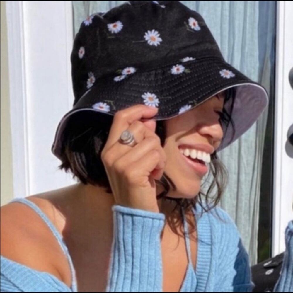 Alice + Olivia Black Daisy Print Bucket Hat Reversible One Size